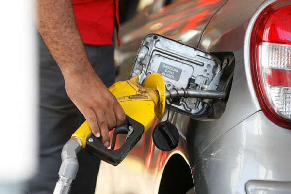 O litro da gasolina vendido pela Petrobras ficou R$ 0,51 mais barato nos últimos dois meses (Foto: Reprodução) O litro da gasolina vendido pela Petrobras ficou R$ 0,51 mais barato nos últimos dois meses (Foto: Reprodução)