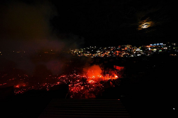 O fogo teve início por volta das 21h e ao menos quatro pessoas ficaram feridas (Foto: Reprodução) O fogo teve início por volta das 21h e ao menos quatro pessoas ficaram feridas (Foto: Reprodução)