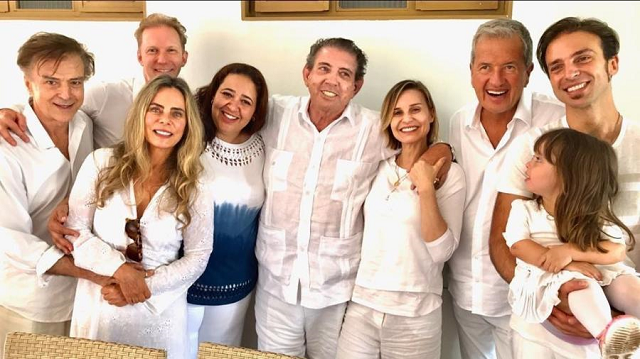 João de Deus entre familiares, Paula Burlamaqui, Bruna Lombardi, Carlos Alberto Riccelli e o fotógrafo Mario Testino (Foto: Reprodução | Instagram) João de Deus entre familiares, Paula Burlamaqui, Bruna Lombardi, Carlos Alberto Riccelli e o fotógrafo Mario Testino (Foto: Reprodução | Instagram)