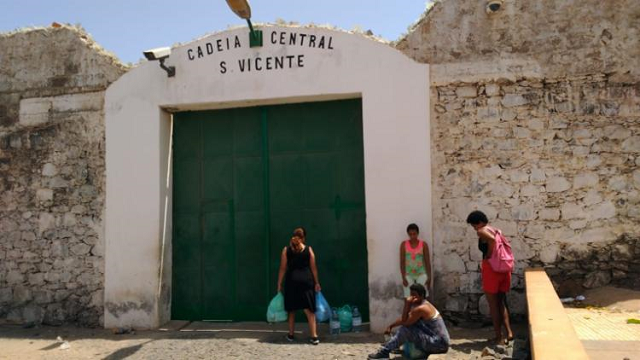 Velejadores estão presos na Cadeia Central de São Vicente, em Cabo Verde (Foto: Reprodução)