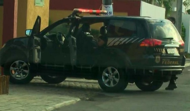 Policiais federais estão em um village em Lauro de Freitas (Foto: Reprodução | TV Bahia) Policiais federais estão em um village em Lauro de Freitas (Foto: Reprodução | TV Bahia)