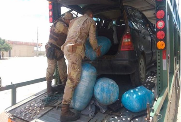 Cerca de 48 kg da droga foram localizados no porta-malas de um carro (Foto: Divulgação)