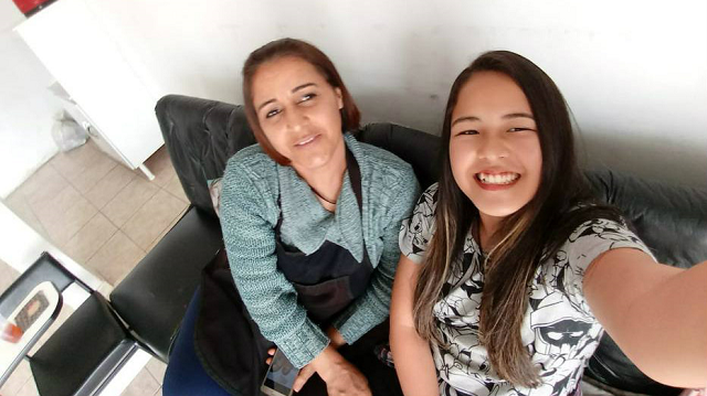 Lucileia Barbosa da Silva e a filha Thais foram atingidas por um raio e morreram (Foto: Akio Oyama | cedida) Lucileia Barbosa da Silva e a filha Thais foram atingidas por um raio e morreram (Foto: Akio Oyama | cedida)