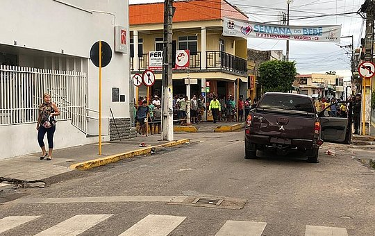 Cinco pessoas de uma mesma família morreram durante a tentativa de assalto (Farias Júnior | Rádio O POVO | CBN Cariri) Cinco pessoas de uma mesma família morreram durante a tentativa de assalto (Farias Júnior | Rádio O POVO | CBN Cariri)