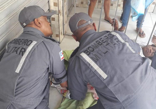 O parto foi realizado na rua e os militares auxiliaram a mãe e o filho até a chegada da ambulância (Foto: Reprodução) O parto foi realizado na rua e os militares auxiliaram a mãe e o filho até a chegada da ambulância (Foto: Reprodução)