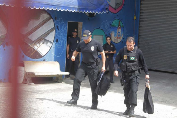 Agentes da PF saíram de fábrica em Salvador com malotes com documentos (Foto: Reprodução) Agentes da PF saíram de fábrica em Salvador com malotes com documentos (Foto: Reprodução)