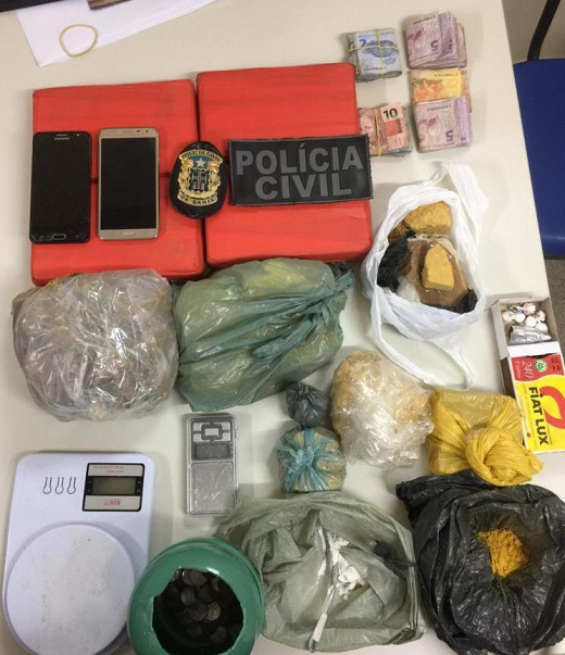 Foram apreendidos celulares, dinheiro, drogas, armas e balanças de precisão (Foto: Divulgação | SSP-BA) Foram apreendidos celulares, dinheiro, drogas, armas e balanças de precisão (Foto: Divulgação | SSP-BA)