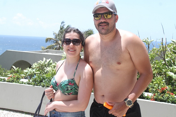 Turistas mineiros, Priscila e Hélio não sabiam do fechamento do hotel, onde ficam hospedados até este sábado (17) (Foto: Evandro Veiga | CORREIO)