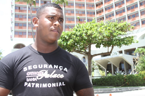 O segurança Alan Francisco trabalha no hotel de três a quatro vezes por semana e soube do fechamento pela imprensa (Foto: Evandro Veiga | CORREIO)