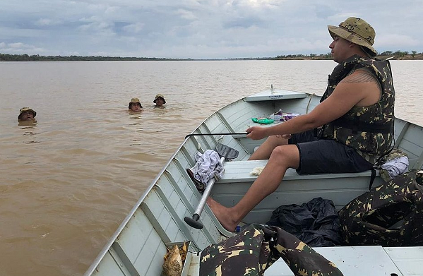 Os homens pescavam com amigos em uma canoa, que leveva seis pessoas, quando o barco virou (Foto: Divulgação)