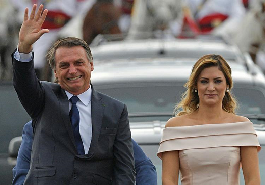 A primeira-dama, Michelle Bolsonaro, esteve ao lado do presidente durante o desfile (Foto: Reprodução)