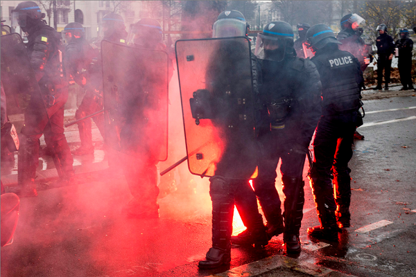 Christophe Castaner disse que 135 pessoas ficaram feridas nos protestos deste sábado, incluindo 17 policiais (Foto: Sebastien Salom-Gomis | AFP) Christophe Castaner disse que 135 pessoas ficaram feridas nos protestos deste sábado, incluindo 17 policiais (Foto: Sebastien Salom-Gomis | AFP)
