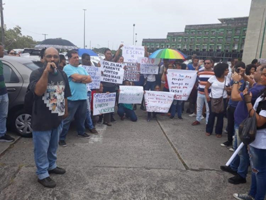 Estudantes e profesores protestaram, no CAB, na manhã da última segunda-feira (Foto: Adriana Roque | APLB-Sindicato) Estudantes e profesores protestaram, no CAB, na manhã da última segunda-feira (Foto: Adriana Roque | APLB-Sindicato)