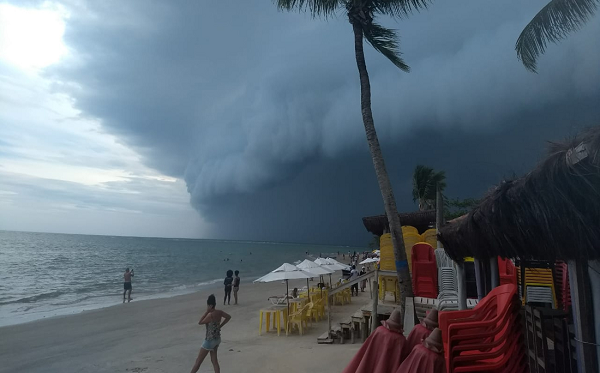 As imagens foram parar na internet e, segundo o superintendente da Sudec, o fenômeno é, na verdade, um vendaval (Foto: Reprodução) As imagens foram parar na internet e, segundo o superintendente da Sudec, o fenômeno é, na verdade, um vendaval (Foto: Reprodução)