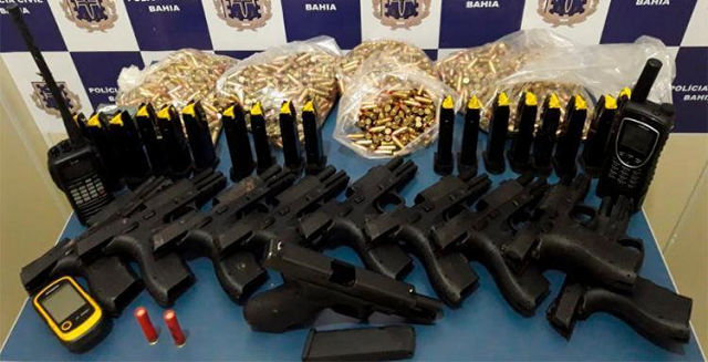 Dez pistolas calibre 9 mm, de uso restrito, mais de duas mil munições, um rádio e um telefone via satélite foram apreendidos (Foto: Divulgação) Dez pistolas calibre 9 mm, de uso restrito, mais de duas mil munições, um rádio e um telefone via satélite foram apreendidos (Foto: Divulgação)
