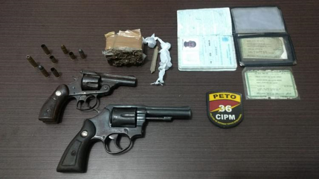 Com os suspeitos foram apreendidos dois revólveres calibre 38, munições e algumas porções de maconha (Foto: Divulgação) Com os suspeitos foram apreendidos dois revólveres calibre 38, munições e algumas porções de maconha (Foto: Divulgação)