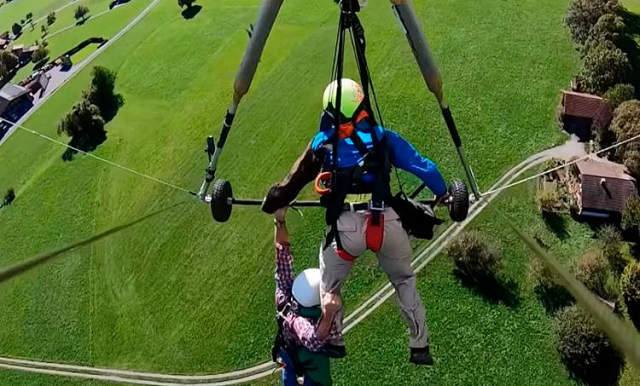 Turista ficou pendurado durante todo o voo pelos Alpes Suíços (Foto: Reprodução | Print | YouTube) Turista ficou pendurado durante todo o voo pelos Alpes Suíços (Foto: Reprodução | Print | YouTube)