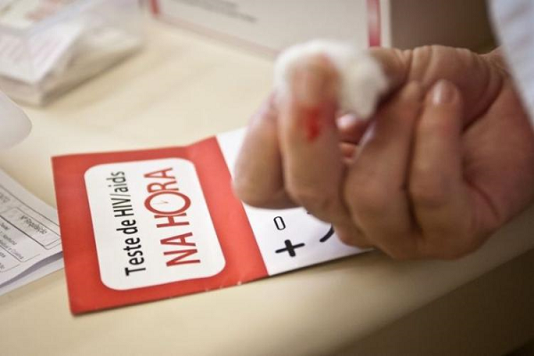 No Brasil, o Ministério da Saúde estima que 866 mil pessoas viviam com o HIV no ano passado (Foto: Reprodução)