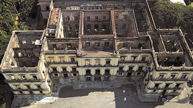 Todos os ambientes foram atingidos. Sobraram apenas as paredes. Abaixo, o prédio antes do incêndio (Foto: Custódio Coimbra) Todos os ambientes foram atingidos. Sobraram apenas as paredes. Abaixo, o prédio antes do incêndio (Foto: Custódio Coimbra)