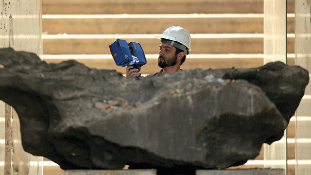 O meteorito Bendegó, peça importante do acervo, resistiu ao fogo (Foto: Wilton Junior) O meteorito Bendegó, peça importante do acervo, resistiu ao fogo (Foto: Wilton Junior)