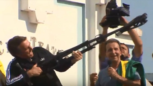 Com um tripé na mão, simulando um fuzil, ele afirmou que irá fuzilar os eleitores do PT (Foto: Reprodução | Print)
