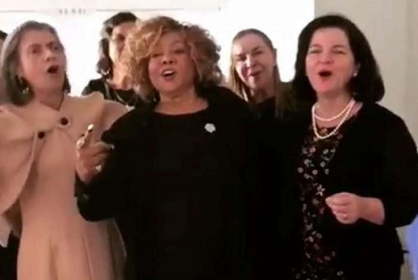 Alcione e juízas cantaram 'não deixe o samba morrer' (Foto: Reprodução) Alcione e juízas cantaram 'não deixe o samba morrer' (Foto: Reprodução)