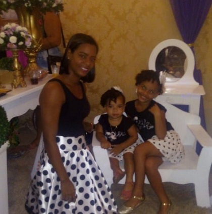 Adriane e filhas, Ruteh (meio) e Gleysse morreram em três segundas-feiras (Foto: Reprodução) Adriane e filhas, Ruteh (meio) e Gleysse morreram em três segundas-feiras (Foto: Reprodução)