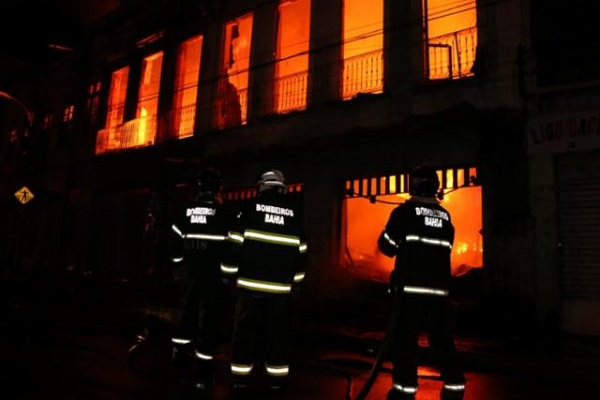 O incêndio que destruiu os imóveis teve início por volta das 22h desta segunda-feira (Foto: Reprodução) O incêndio que destruiu os imóveis teve início por volta das 22h desta segunda-feira (Foto: Reprodução)