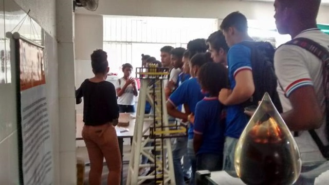 A principal atração da mostra refere-se ao petróleo, com amostra do produto extraído no próprio município (Foto: Reprodução)