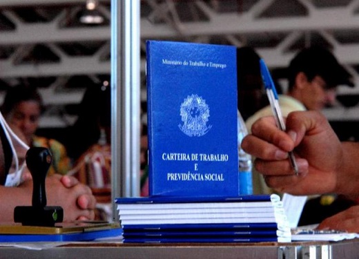 A carteira de trabalho é obrigatória para toda pessoa prestar algum tipo de serviço, seja na indústria, no comércio, na agricultura, na pecuária ou de natureza doméstica (Foto: Ilustração) A carteira de trabalho é obrigatória para toda pessoa prestar algum tipo de serviço, seja na indústria, no comércio, na agricultura, na pecuária ou de natureza doméstica (Foto: Ilustração)