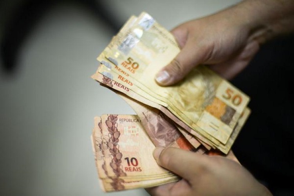 Inicialmente o governo tinha proposto salário de R$998 para o ano que vem (Foto: Reprodução)