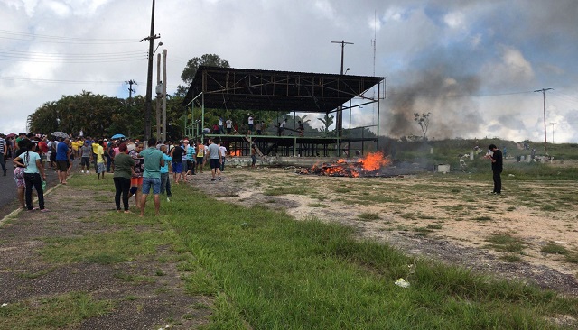 Moradores de Pacaraima queimam pertences de venezuelanos em cidade na fronteira (Foto: Wendel Pereira do Vale | Arquivo pessoal) Moradores de Pacaraima queimam pertences de venezuelanos em cidade na fronteira (Foto: Wendel Pereira do Vale | Arquivo pessoal)