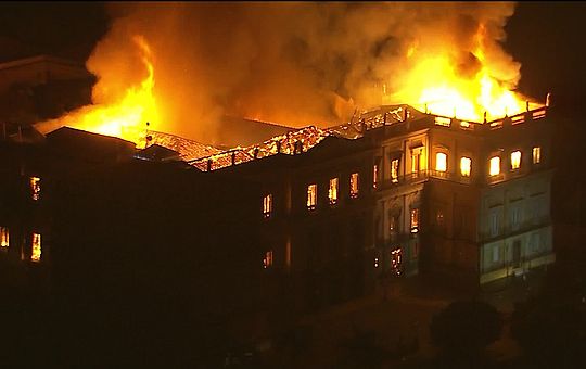 Incêndio atinge Museu Nacional no Rio (Foto: Reprodução) Incêndio atinge Museu Nacional no Rio (Foto: Reprodução)