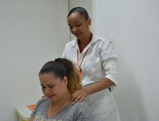 Voluntária Regina Silva faz massagem em mães de crianças internadas na UTI pediátrica do Santa Izabel (Foto: Divulgação) Voluntária Regina Silva faz massagem em mães de crianças internadas na UTI pediátrica do Santa Izabel (Foto: Divulgação)