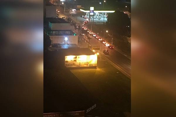 Motoristas se apressaram para abastecer veículos em Águas Claras. Entidades negam mais uma paralisação (Foto: Reprodução) Motoristas se apressaram para abastecer veículos em Águas Claras. Entidades negam mais uma paralisação (Foto: Reprodução)