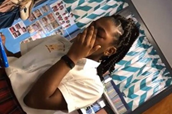 No vídeo que se tornou viral, Faith Fennidy é vista chorando ao sair do colégio (Foto: Reprodução) No vídeo que se tornou viral, Faith Fennidy é vista chorando ao sair do colégio (Foto: Reprodução)