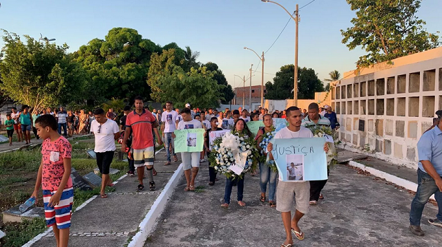 Algumas pessoas levaram cartazes com mensagens com pedido de justiça (Foto: Victor Silveira | TV Bahia) Algumas pessoas levaram cartazes com mensagens com pedido de justiça (Foto: Victor Silveira | TV Bahia)