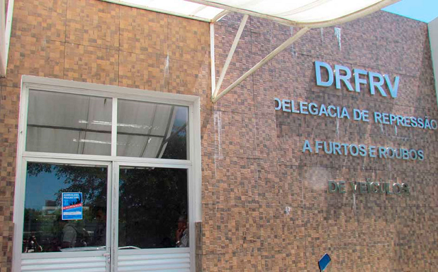 Descalços, sem telefone e com pouco dinheiro em mãos, eles foram auxiliados por uma moradora local que viu a ação acontecer e ofereceu abrigo (Foto: Reprodução) Descalços, sem telefone e com pouco dinheiro em mãos, eles foram auxiliados por uma moradora local que viu a ação acontecer e ofereceu abrigo (Foto: Reprodução)