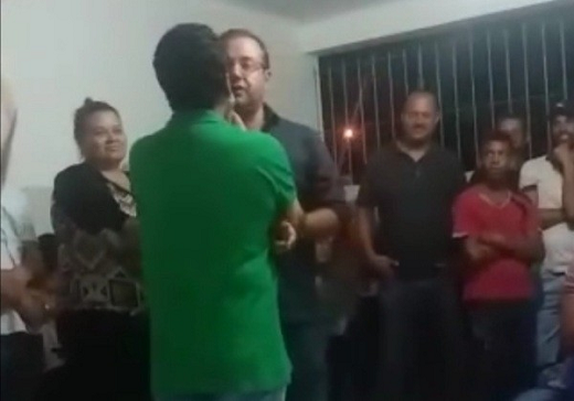 Prefeito de cidade da BA dá tapa no rosto de empresário após ser chamado de 'moleque' durante discussão (Foto: Reprodução) Prefeito de cidade da BA dá tapa no rosto de empresário após ser chamado de 'moleque' durante discussão (Foto: Reprodução)
