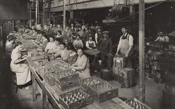 Mulheres trabalham na linha de produção da fábrica de armamentos Brewery Road Works, em 1916, na Inglaterra (Foto: Reuters | Archive of Modern Conflict London) Mulheres trabalham na linha de produção da fábrica de armamentos Brewery Road Works, em 1916, na Inglaterra (Foto: Reuters | Archive of Modern Conflict London)