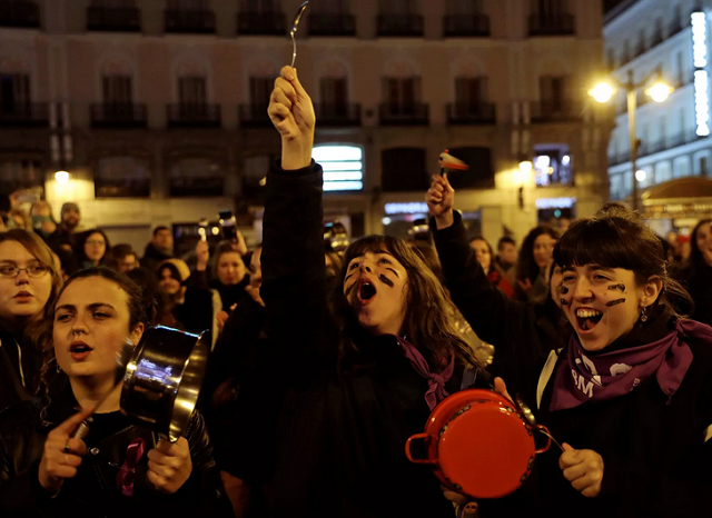 Espanholas se reuniram nesta sexta-feira (8) na Praça do Sol, em Madri, em protesto que marcou o Dia da Mulher (Foto: Susana Vera | Reuters) Espanholas se reuniram nesta sexta-feira (8) na Praça do Sol, em Madri, em protesto que marcou o Dia da Mulher (Foto: Susana Vera | Reuters)