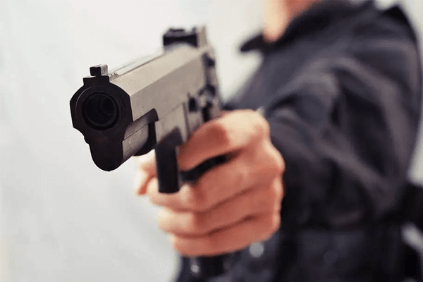 uspeito furtou o celular de um pedestre e fugiu correndo. Ele foi seguido pela vítima, que o viu entrar em uma casa. uspeito furtou o celular de um pedestre e fugiu correndo. Ele foi seguido pela vítima, que o viu entrar em uma casa.