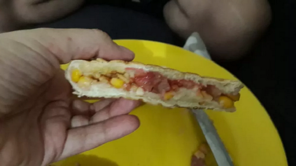 Cliente afirma que precisou remontar o lanche antes do consumo em Sorocaba (Foto: Arquivo pessoal | Bárbara Silva) Cliente afirma que precisou remontar o lanche antes do consumo em Sorocaba (Foto: Arquivo pessoal | Bárbara Silva)
