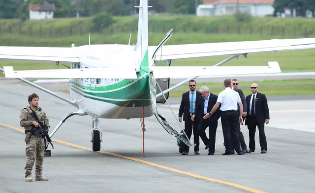 Lula chegou ao Aeroporto do Bacacheri pouco depois das 7h para embarcar para São Bernardo do Campo (Foto: Giuliano Gomes | PR Press) 