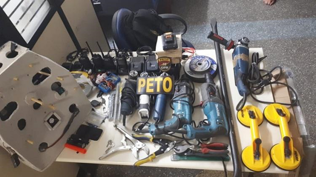 Com os suspeitos, a polícia apreendeu aparelhos mecânicos, alicates, brocadeiras, além de um veículo (Foto: Divulgação)