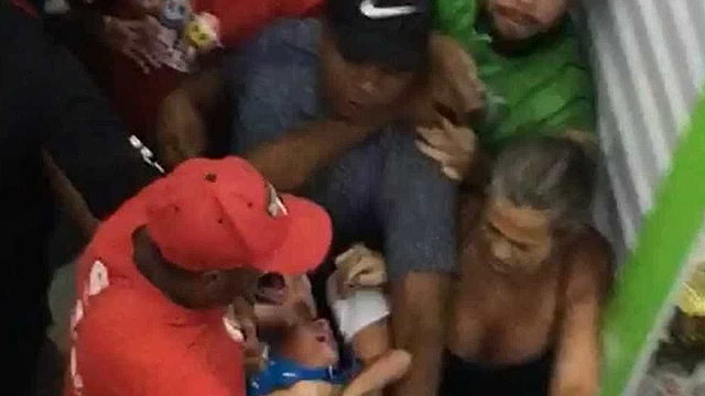 Casal brigou por criança dentro do shopping popular de Cuiabá (Foto: Arquivo pessoal) Casal brigou por criança dentro do shopping popular de Cuiabá (Foto: Arquivo pessoal)