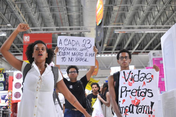 No protesto, manifestantes levaram cartazes com os dizeres 'vidas pretas importam' e 'a cada 23 minutos um jovem negro é morto no Brasil' (Fotos: Felipe Iruatã | Ag. A TARDE)