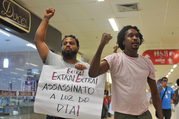 Mobilização chamou a atenção para a violência contra um jovem negro de 19 anos (Fotos: Felipe Iruatã | Ag. A TARDE)