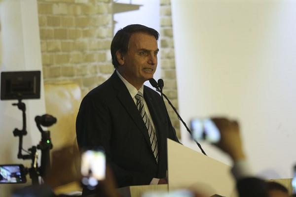 O presidente Jair Bolsonaro participa da solenidade de posse do deputado Alceu Moreira no cargo de presidente da Frente Parlamentar da Agropecuária, no Clube Naval de Brasília (Foto: Valter Campanato | Agência Brasil) O presidente Jair Bolsonaro participa da solenidade de posse do deputado Alceu Moreira no cargo de presidente da Frente Parlamentar da Agropecuária, no Clube Naval de Brasília (Foto: Valter Campanato | Agência Brasil)