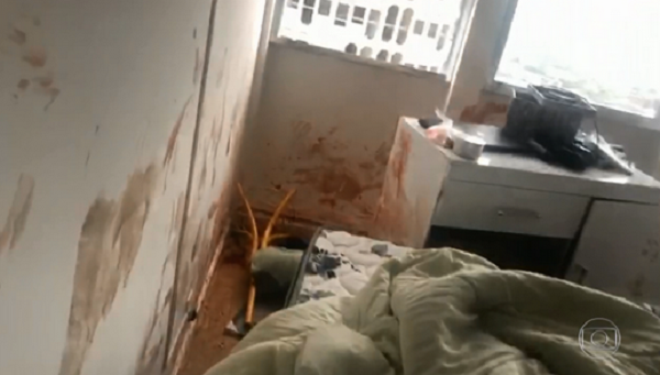 Apartamento ficou cheio de sangue e revirado após as agressões (Foto: Reprodução | TV Globo) Apartamento ficou cheio de sangue e revirado após as agressões (Foto: Reprodução | TV Globo)